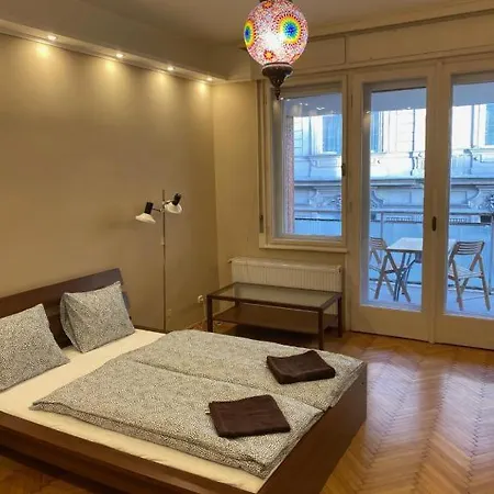Place With Balcony Daire Budapeşte